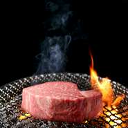 迫力のある厚みと存在感。飛騨牛最とび牛のヒレ肉から厳選黒毛和牛のヒレ肉まで、生産者が手塩にかけて育てた和牛の繊細な味わいを炭火で丁寧に。もちろん、焼肉以外の一品料理も手を抜きません。