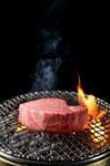 迫力のある厚みと存在感。飛騨牛最とび牛のヒレ肉から厳選黒毛和牛のヒレ肉まで、生産者が手塩にかけて育てた和牛の繊細な味わいを炭火で丁寧に。もちろん、焼肉以外の一品料理も手を抜きません。