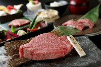 迫力のある厚みと存在感。繊細で旨味が凝縮した厳選ヒレ肉をお愉しみください。