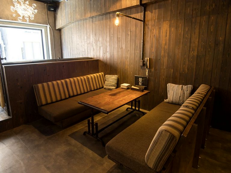 寛げるソファーで、会話に花咲くおしゃべり女子会