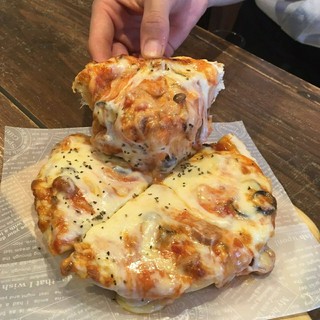 とろーりチーズが溢れ出す名物シカゴピザ