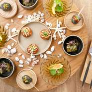 女性客で賑わう【cinq】では、自然体でいられる心地良さに包まれながら、フランス料理を楽しめます。日本の陶器職人が手がける器に盛られた、見た目も美しいお料理の数々は、女子会に彩りを添えてくれるでしょう。