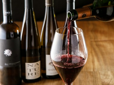 ぶどう本来の旨味を感じる自然派ワインが揃う