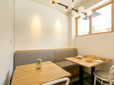 リラックスできる個室のお席で会話が弾む