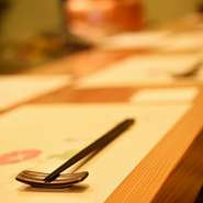 ソファータイプの椅子は座り心地が良く、ゆったりと食事が楽しめます。普段使いから、結婚記念日や誕生日など特別な日の食事まで、いろいろなシーンで利用できる使い勝手の良い一軒です。