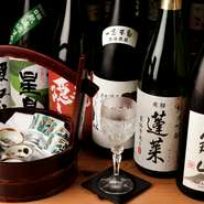 お酒は、店主の出身地である岐阜の地酒と愛知県の地酒がメイン。主張しすぎず、料理の味を引き立てる銘酒が揃っています。ワイングラスでいただく日本酒も乙な物。