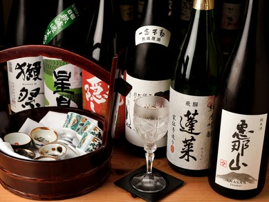 岐阜や愛知の地酒をはじめ、日本各地の美味しいお酒が勢揃い