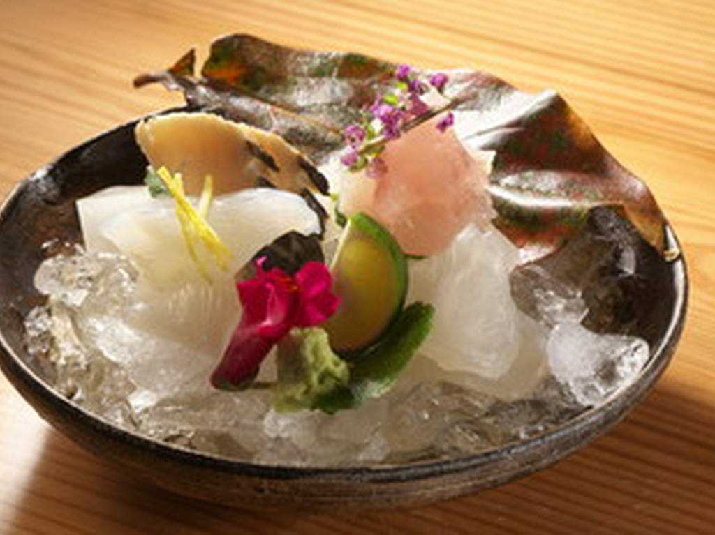 新鮮ならではの食感に魅了される『伊勢湾その日のお造り盛り合わせ』