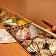 魚介類は、三重県の伊勢湾をはじめその時々に良いものを産地から直送してもらっています。写真はノドグロ、キンキ、銀鱈、トリュフ、賀茂ナス、水ナス、万願寺唐辛子など。季節や仕入れ状況で食材は異なります。