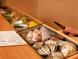 伊勢湾をはじめ、日本各地から届く鮮度抜群の魚介類と旬の野菜