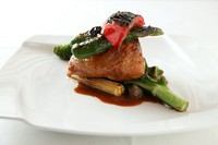 上質な旨味と香りが肉の中からあふれ出す『とりもも肉のフォアグラとキノコ入りリゾット詰めロースト』
