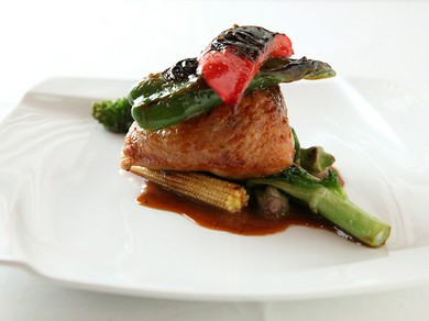 上質な旨味と香りが肉の中からあふれ出す『とりもも肉のフォアグラとキノコ入りリゾット詰めロースト』