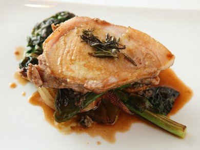 特製ソースで銘柄豚を堪能できる『つなんポークロース肉のロースト 緑こしょう風味』