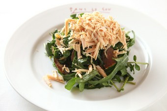 苦味と旨味と香りを楽しむ『鴨むね肉の燻製と削ったフォアグラのコンフィ ロケットクレソンのサラダ』