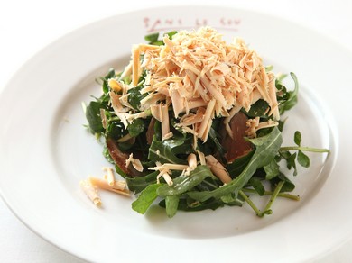 苦味と旨味と香りを楽しむ『鴨むね肉の燻製と削ったフォアグラのコンフィ ロケットクレソンのサラダ』