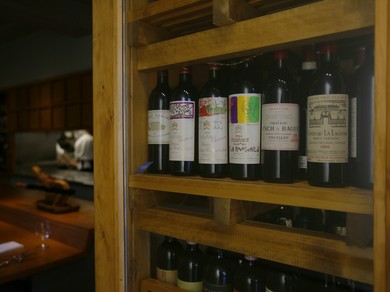 つくり手やインポーターの人柄で選ぶ800本以上のワイン