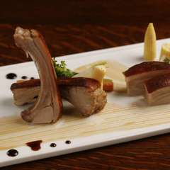 シンプルに素材本来の旨みを味わう『スペイン産乳飲み仔豚のパリパリロースト』