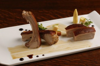 シンプルに素材本来の旨みを味わう『スペイン産乳飲み仔豚のパリパリロースト』