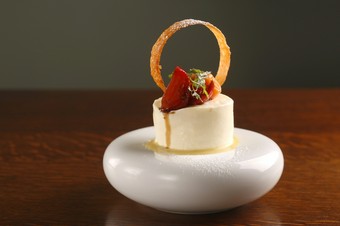イタリア仕込みの技で仕上げる『フルーツトマトのレアチーズケーキ』