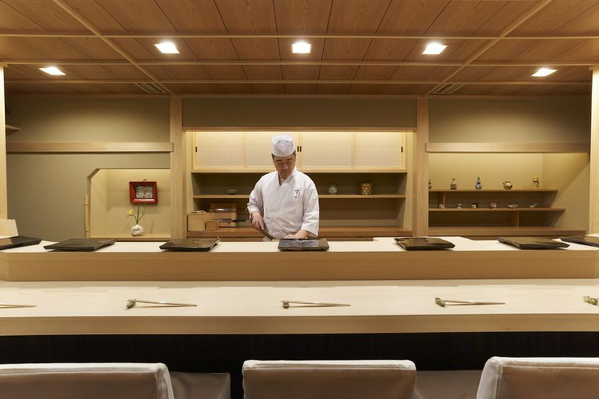 ゆるく板場を囲むような劇場型カウンター