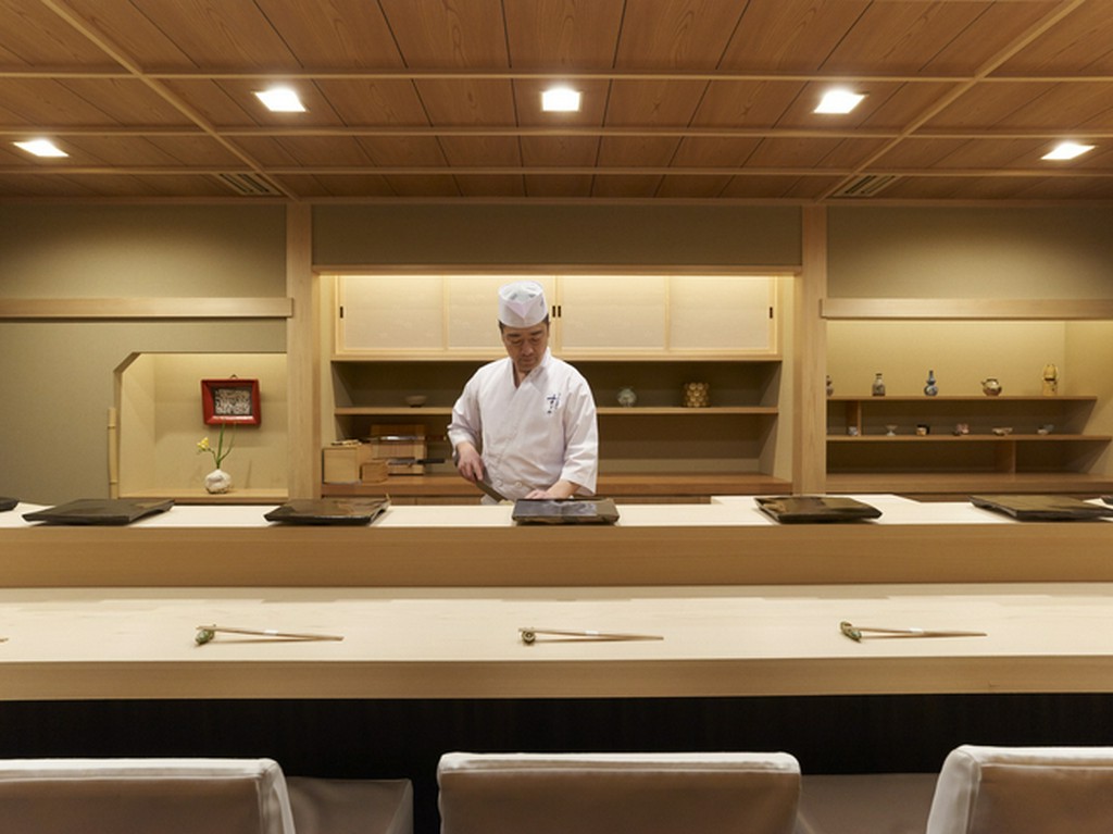 ゆるく板場を囲むような劇場型カウンター