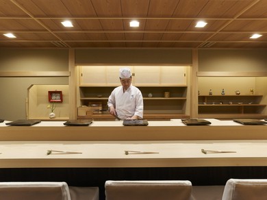 ゆるく板場を囲むような劇場型カウンター