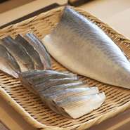 寿司ネタは毎日18～20種前後。自分が理想とする魚の味わいをイメージして、その時季一番ふさわしい地域の魚を選び、丁寧に仕込みをする。「光物は太って小ぶりなものがいいですね」。