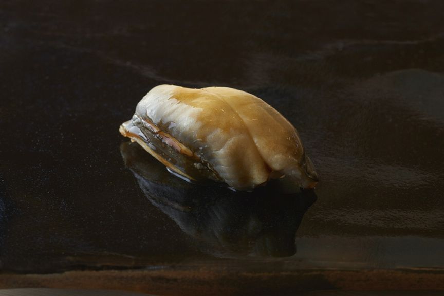 魚との一体感にこだわった丸形の握り