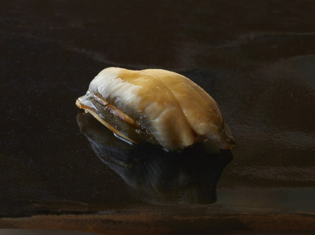 魚との一体感にこだわった丸形の握り