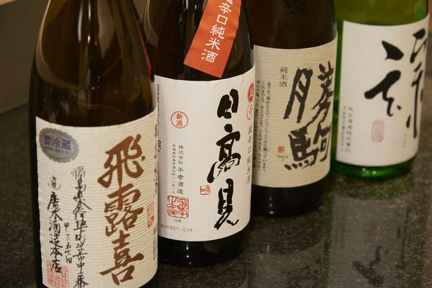鮨とつまみに合わせ、常時30種前後そろう日本酒
