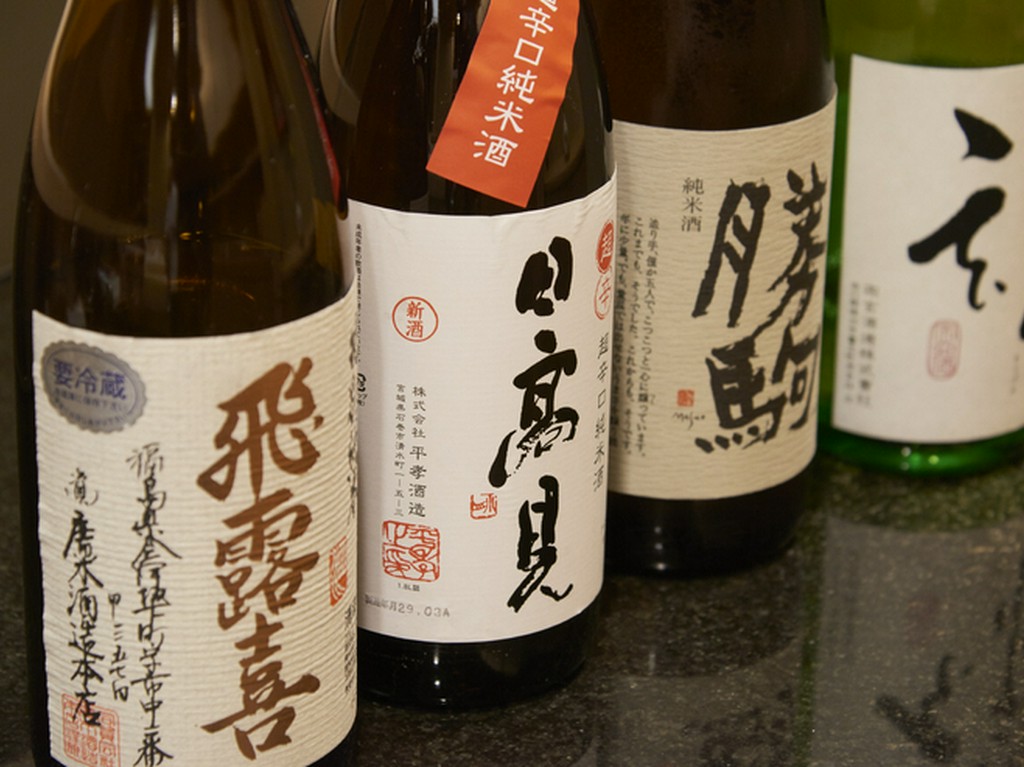 鮨とつまみに合わせ、常時30種前後そろう日本酒
