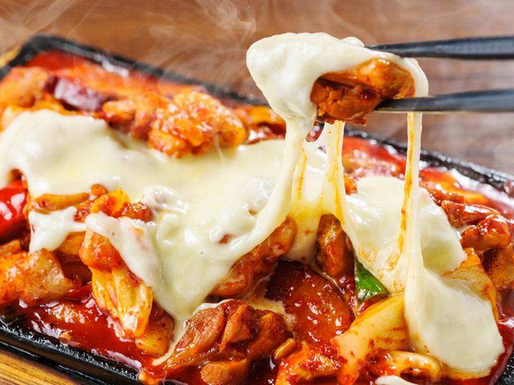 今だけチーズをラクレットチーズにバージョンＵＰ！とろーりチーズとカルビを絡める！『チーズタッカルビ』