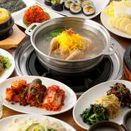大きな新鮮な丸鶏を薬膳スープでコトコト煮込んだ『タッカンマリ』と『本格韓国料理４０種以上』が全て食べ放題のコース　120分制L.O90分（4名様～）