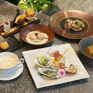 靭公園より「延長された深緑」をコンセプトに、巨大なショーウインドには世界の植物と、天井高5mの開放感に凛と立ち上がる深緑豊かな落ち着いた空間で癒されながらデートのお食事をしてみてはいかがですか？