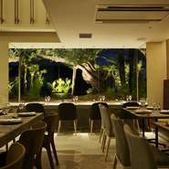 緑豊かな「靭公園」に面する【熱香森】。本格的な中国料理とお酒が楽しめる洗練された店内。美味しい料理とお酒でゆっくりと楽しんで過ごしていると、つい時間を忘れてしまう。そんな都会のオアシス的な空間です。