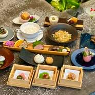 扉を開けると店内に突如現れる圧巻の植物達。彩り豊かなヘルシーメニューとワイン・シャンパーニュを中心に集められた200以上のお酒、特別な空間の中、上質な中華料理料理で一味違うおもてなしをご提供いたします。