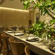 お酒は200アイテム以上あります。特にシャンパーニュ、ワインは選ぶだけでも楽しめるほどの数。ビールや日本酒、焼酎などもあるので、「今日はお酒を楽しむ」そんな時はカウンター席でのんびりと飲めるお店です。