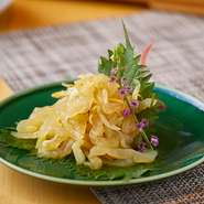 ハーフサイズ　700円
9 月 1 日よりアラカルトのみご注文の場合、アラカルトチャージを別途 7％頂戴いたします。