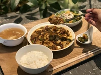 麻婆豆腐/本日のスープ/サラダ/白飯/デザート

当店2番人気商品です。
本場四川から取り寄せた様々な唐辛子や香辛料。
リピータ続出のこだわりの麻婆豆腐をお召し上がりください。