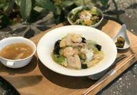 海鮮入り餡かけ焼そば/本日のスープ/サラダ/白飯/デザート

具材たっぷり、魚介のうまみたっぷりのあつあつあんかけ焼きそばです