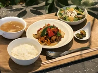 本日の一品/本日のスープ/サラダ/白飯/デザート

天津飯、トンポーロー、エビチリ、海老マヨetc...
お客様に飽きがこないようバラエティーにこだわった週代わりランチです。