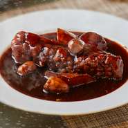 葡萄と黒酢の特製酢豚/本日のスープ/サラダ/白飯/デザート

当店1番人気！一噛みで甘味がある上質な脂が溢れ出す豚のバラ肉と製葡萄ソース。お昼には売り切れてしまいますのでお早めのご来店をお勧めしております。