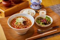 担々麺/サラダ/白飯/デザート

濃厚スープにもちっとした太麺とひき肉がたっぷり。
鶏ガラスープをもとにした熱々スープは数種類のスパイスとピリッ山椒、仕上げの特製ラー油の辛さが食欲をそそります。