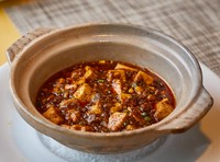 四川の山椒と豆拌醤をバランス良く仕上げた自慢の四川麻婆（ランチも販売）