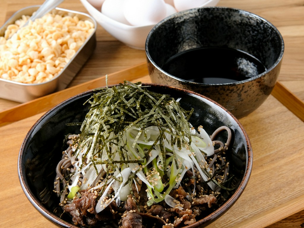 秘伝のかつお出汁と白ネギ・海苔・ごまの風味豊かなつゆが香る『牛つけ蕎麦』