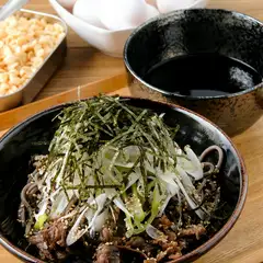 秘伝のかつお出汁と白ネギ・海苔・ごまの風味豊かなつゆが香る『牛つけ蕎麦』