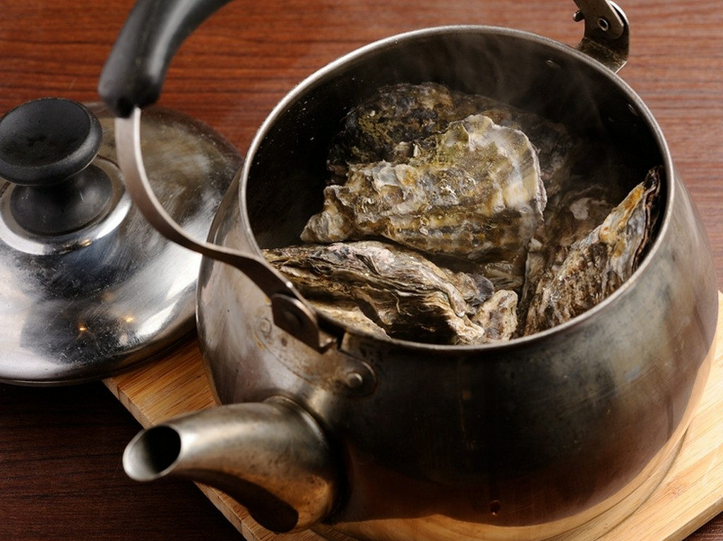 ビジュアルに驚く『名物!!広島産牡蠣 やかん焼』は絶品