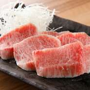 お肉の専門店としてプロフェッショナルが仕入れる極上の味わい。カットにもこだわり、その日の肉質に合わせ最適に切り分けてます。