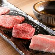 火を通すと広がる松阪牛の芳醇な香り、とろけるような美味しさを存分に楽しめます。片面に焼き目をつけ脂が溶け出したところで裏返し、さっと炙るように仕上げるのがおすすめ。オリジナルの和風タレでいただきます。