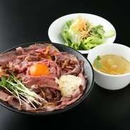 スギモト本店で焼き上げたローストビーフがたっぷり入ってる贅沢な丼。特製の醤油ダレがお肉の美味しさをさらに引き立てます。数量限定なのでお早めにお越しください。